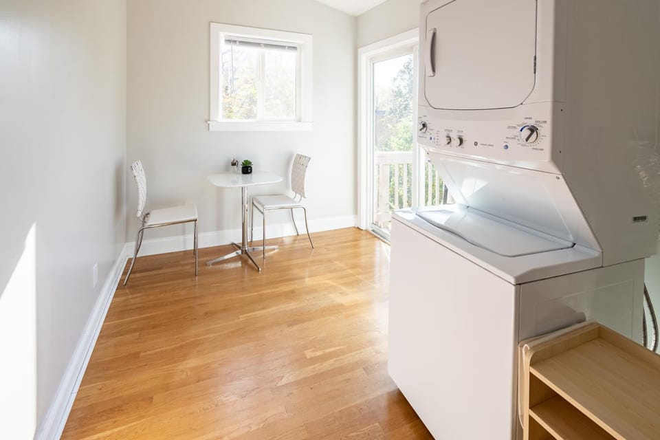 Kitchen or kitchenette, Dining area, laundry