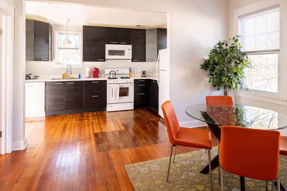 Kitchen or kitchenette, Dining area