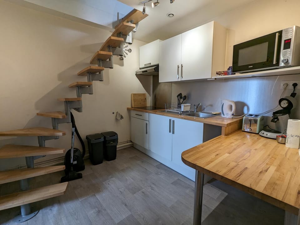 Coffee/tea facilities, Kitchen or kitchenette, stove