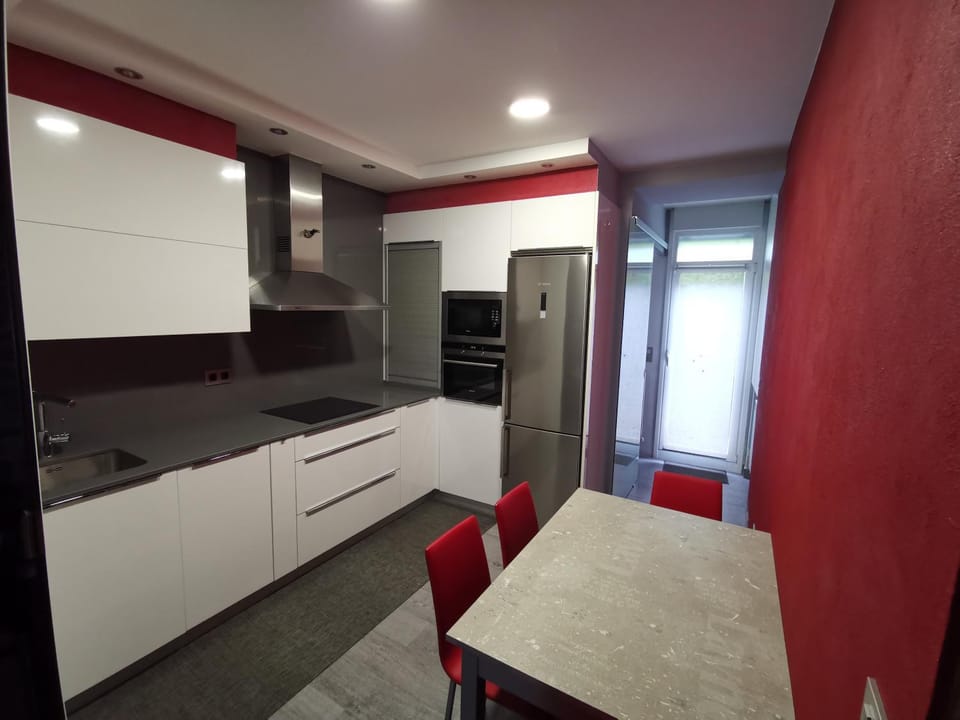 Kitchen or kitchenette, minibar