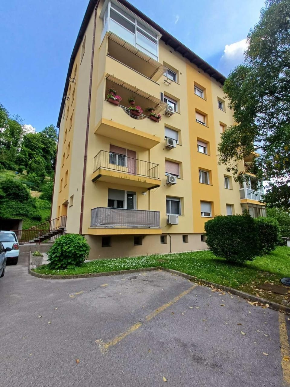 Property building, Facade/entrance, Off site, Balcony/Terrace, Parking