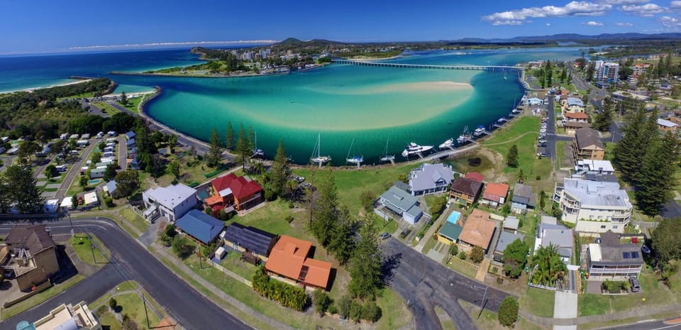 Neighbourhood, Bird's eye view, Location