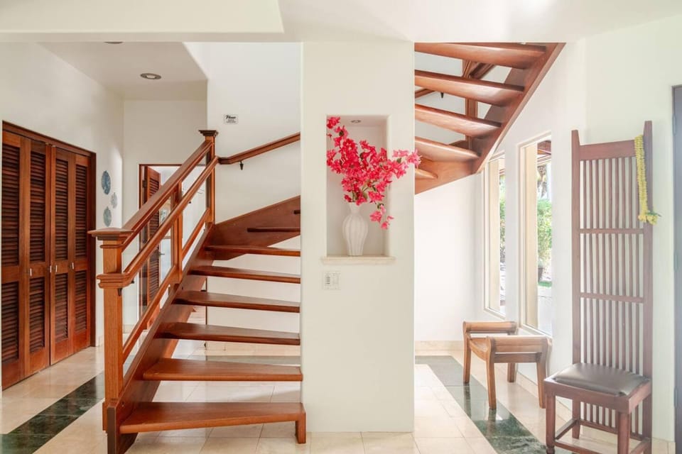 Barefoot Kona - Gated Oceanfront Villa with Private Beach access! Villa in Holualoa