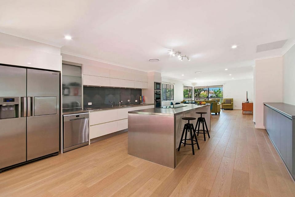 Kitchen or kitchenette, dishwasher
