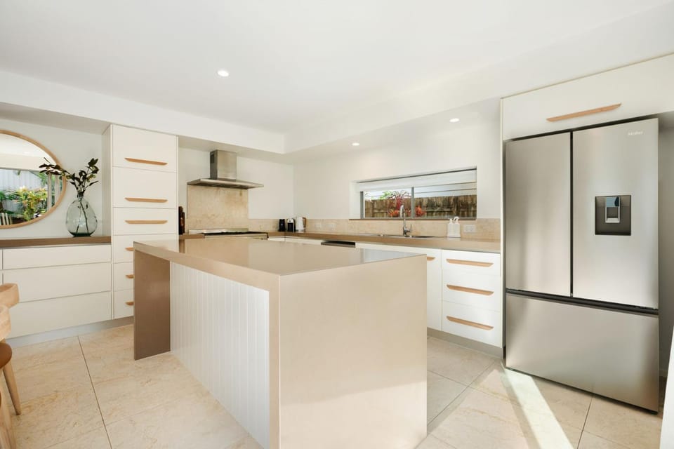 9 Depper Street - Large Residence Entire 6 Bed House House in Noosa Heads