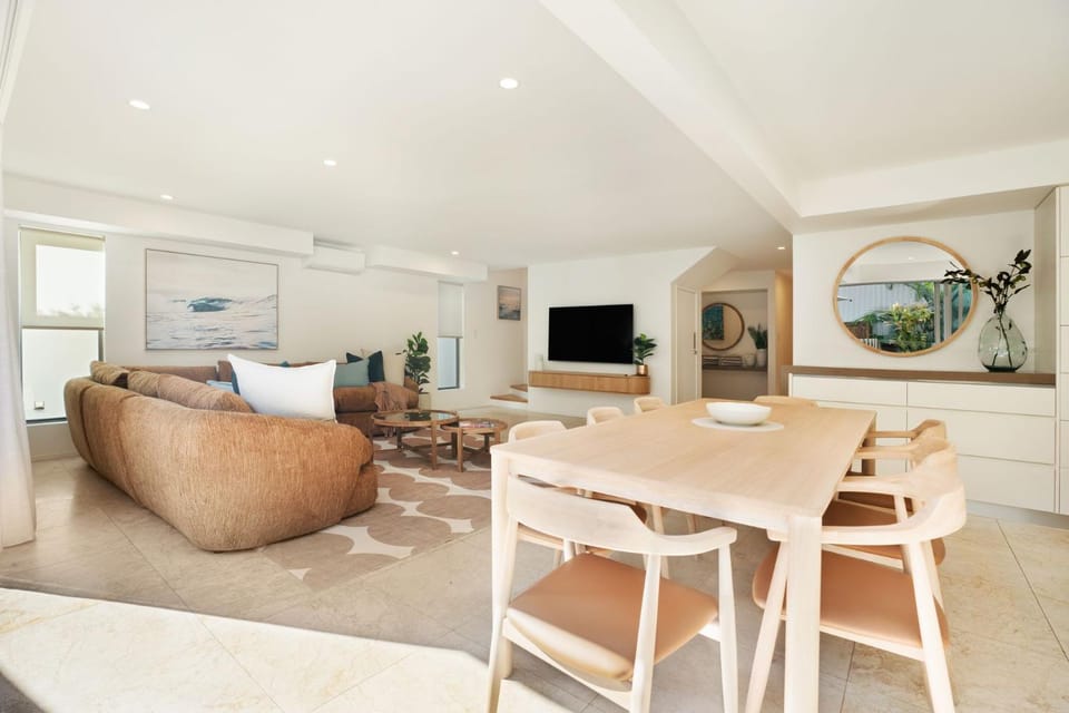 9 Depper Street - Large Residence Entire 6 Bed House House in Noosa Heads