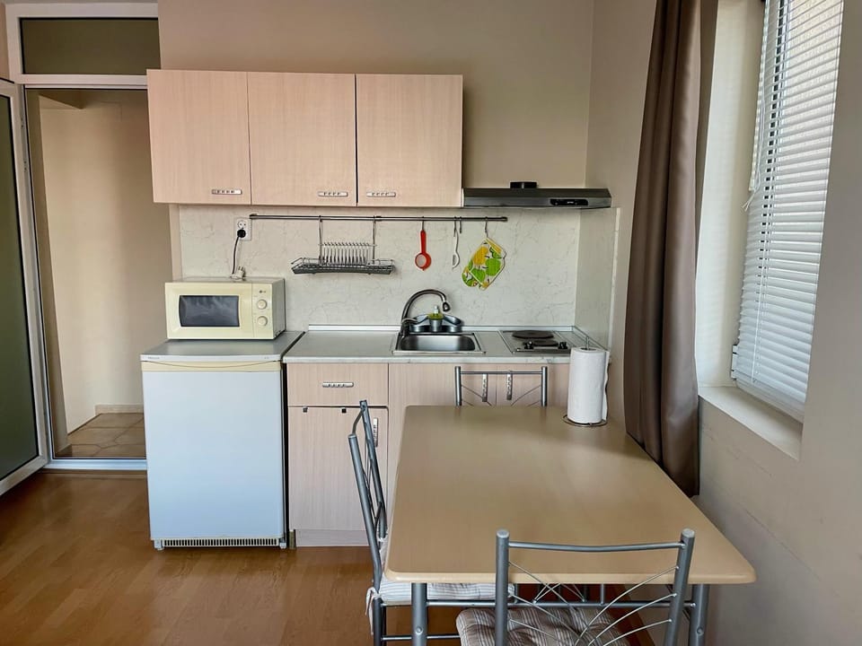 Coffee/tea facilities, Kitchen or kitchenette, Dining area, stove