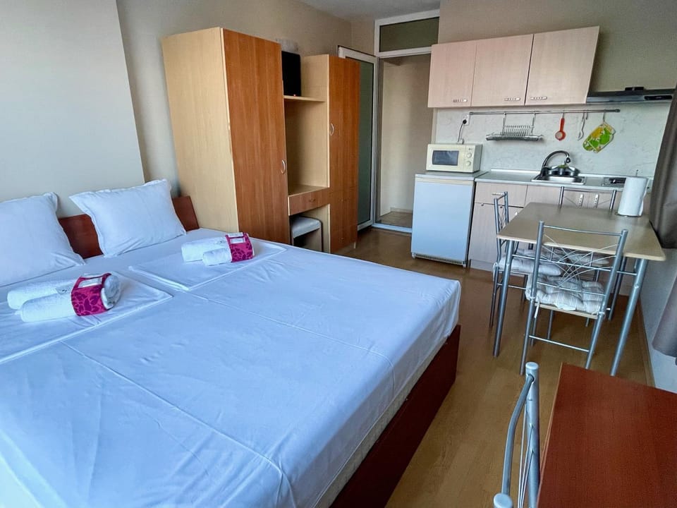 Kitchen or kitchenette, Bedroom