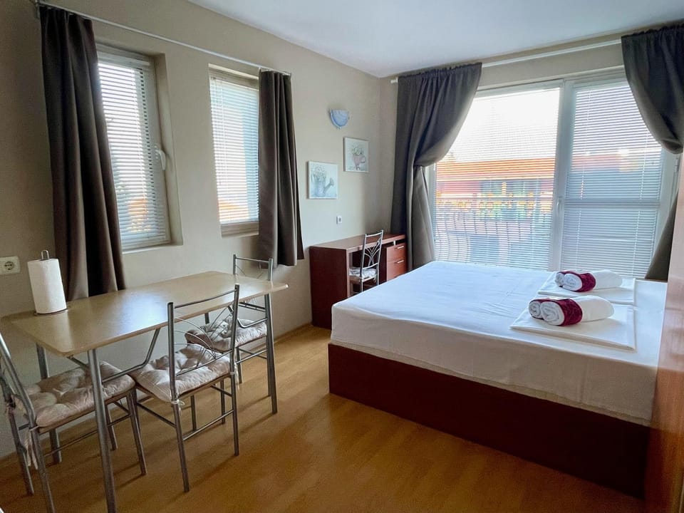 Bed, Dining area, Bedroom