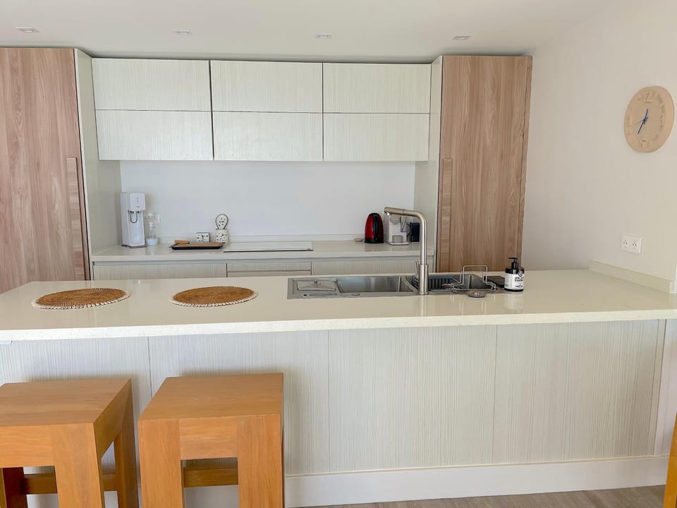 Coffee/tea facilities, Kitchen or kitchenette, Sea view, Meals, dishwasher, minibar, pet friendly, storage, stove, toaster, kitchen