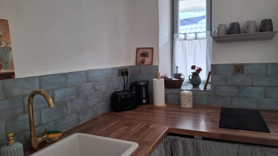 Coffee/tea facilities, Kitchen or kitchenette, stove
