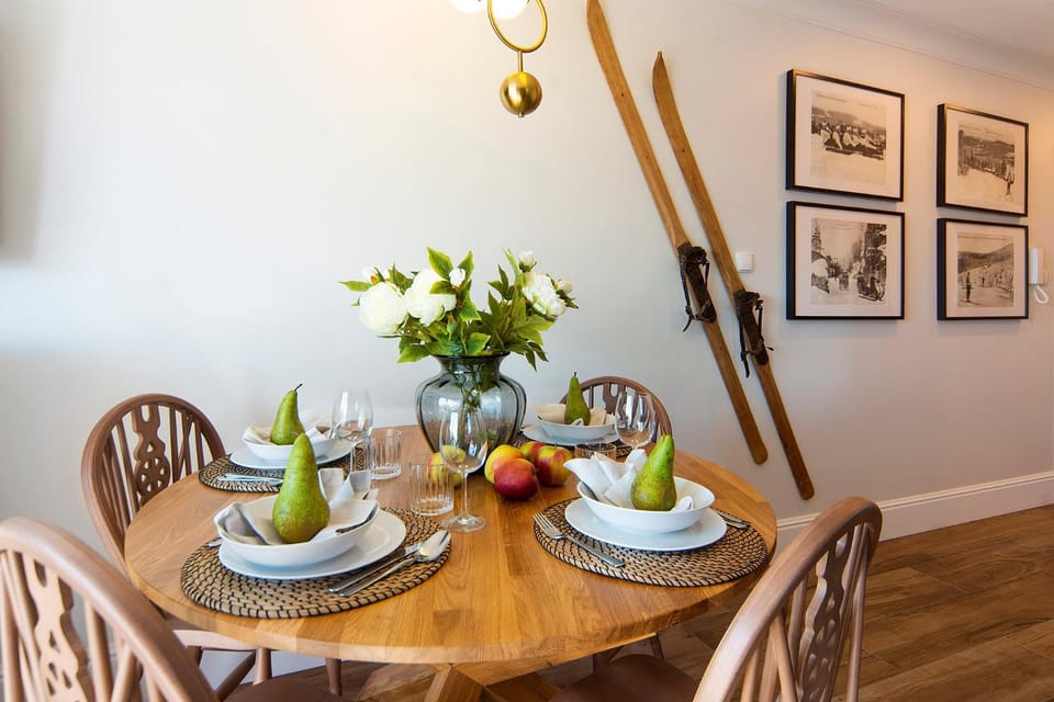 Living room, Food and drinks, Decorative detail, Seating area, Dining area