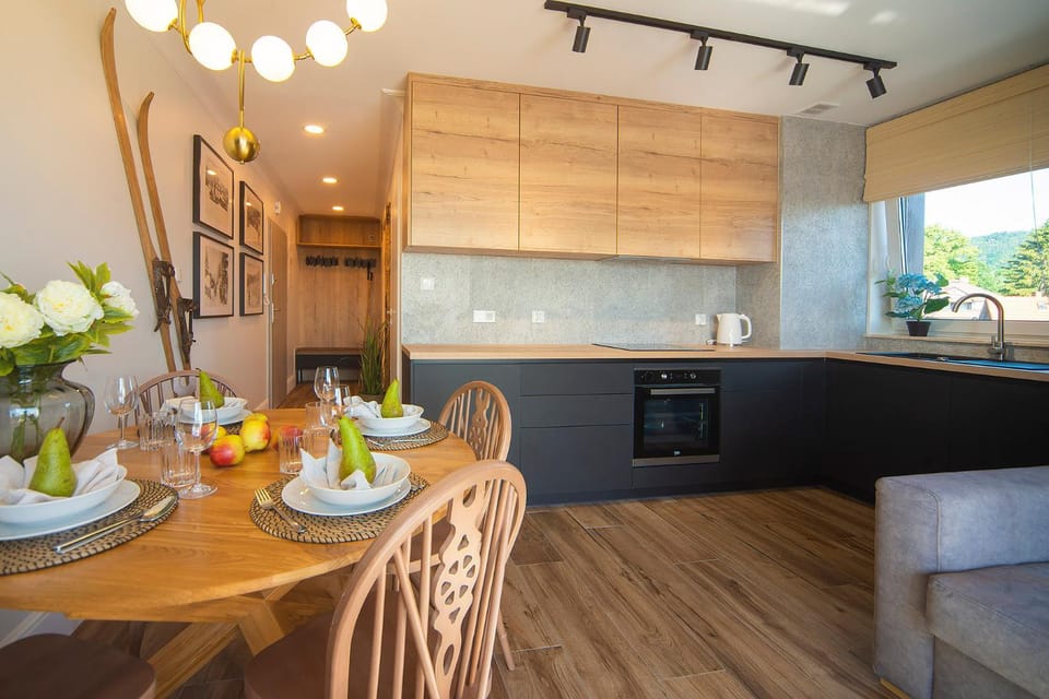 Kitchen or kitchenette, Dining area, stove