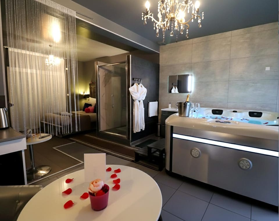 Luxury & Love - Professional Jaccuzzi and Spa Bed and Breakfast in Chelles
