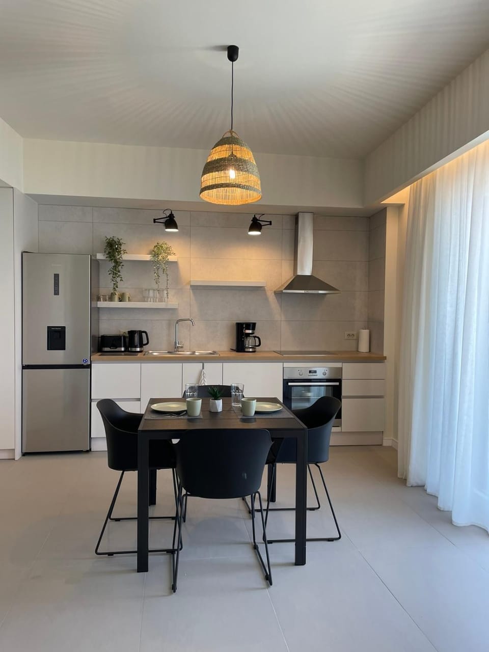 Kitchen or kitchenette, Dining area