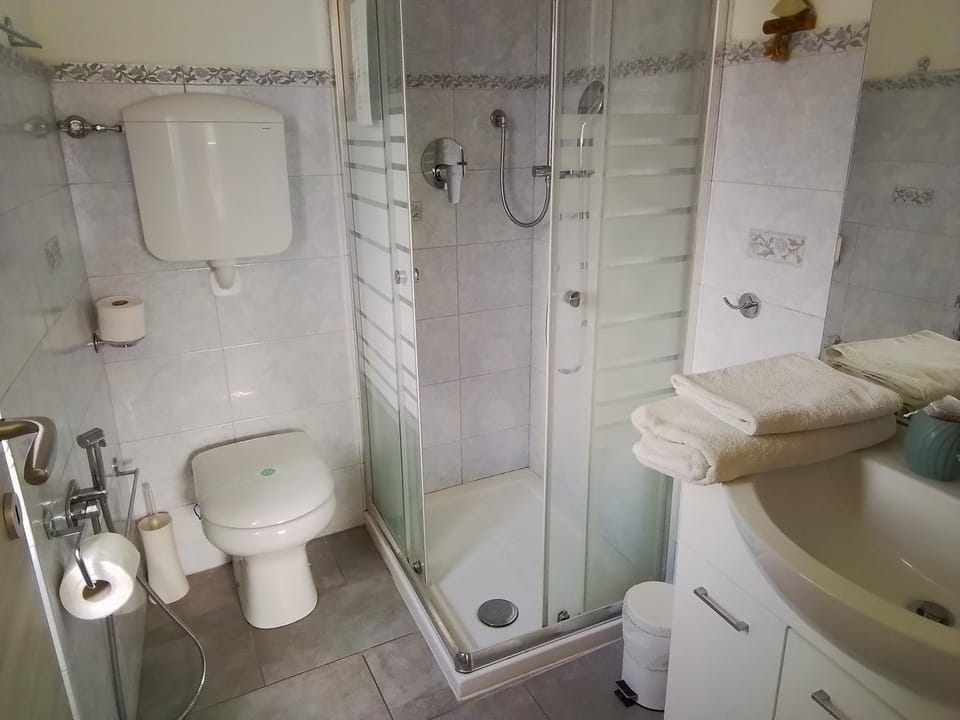 Shower, Toilet