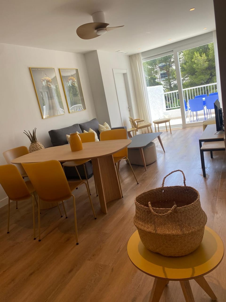 Living room, Seating area, Dining area