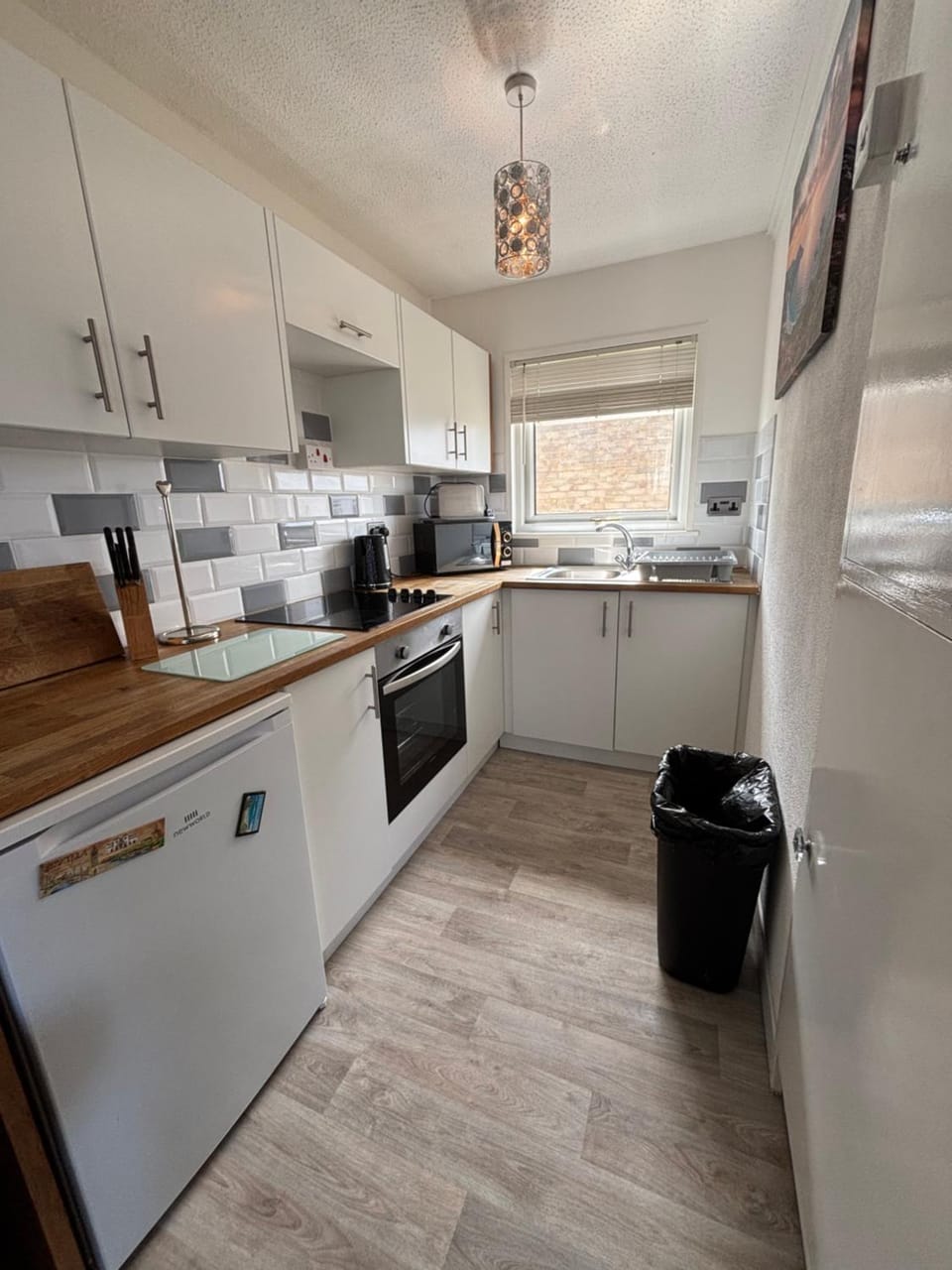 121 Sunbeach - Two bed Chalet at Scratby - Sleeps 5, pet friendly - plus WiFi, bed linen and towels included - FREE swimming passes and Entertainment - Only 300m from the beach Chalet in England