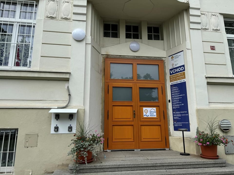 Facade/entrance, safe