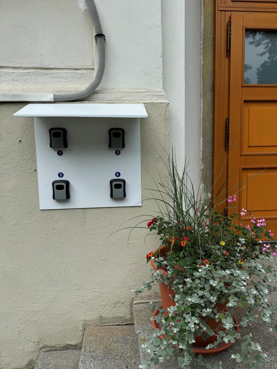 Facade/entrance, safe