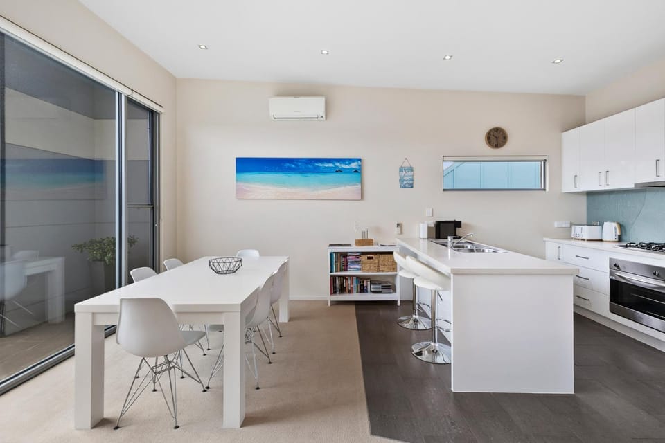 OG- By the Sea, 400m to Beach Apartment in Ocean Grove