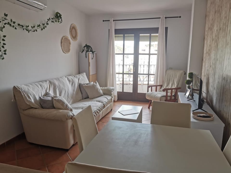 Communal lounge/ TV room, Living room, Dining area, air conditioner