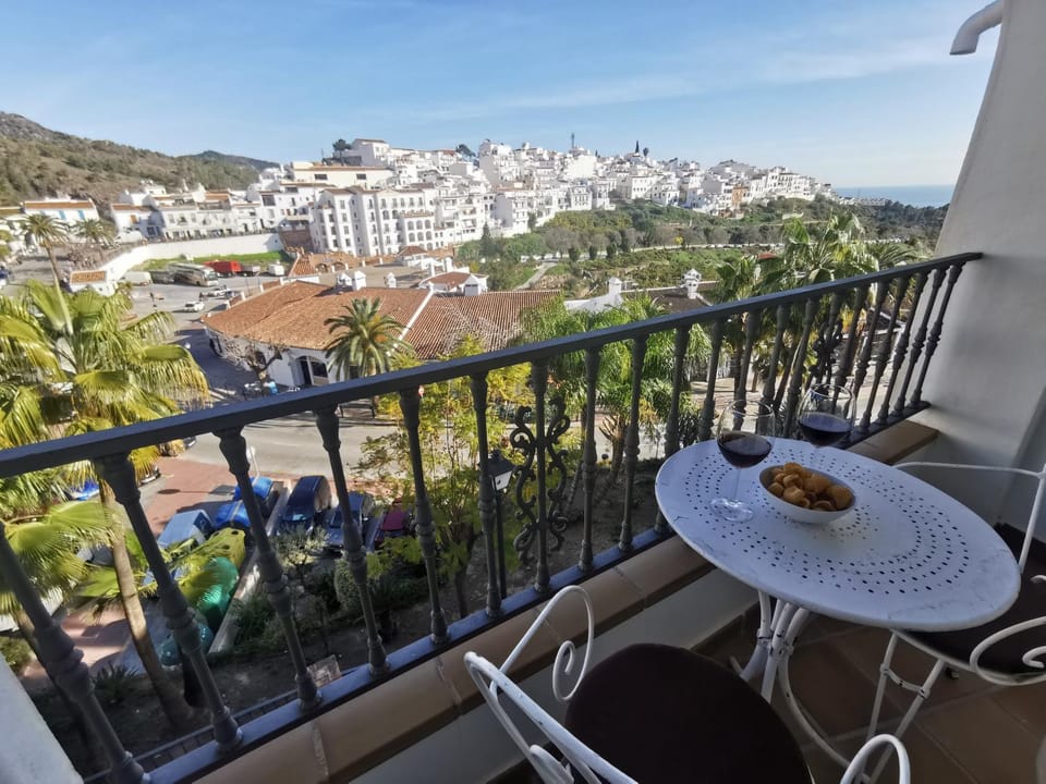 View (from property/room), Balcony/Terrace, Garden view, Landmark view, Sea view
