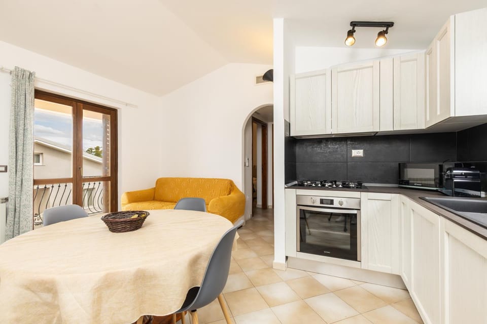 Kitchen or kitchenette, Living room, Dining area, oven
