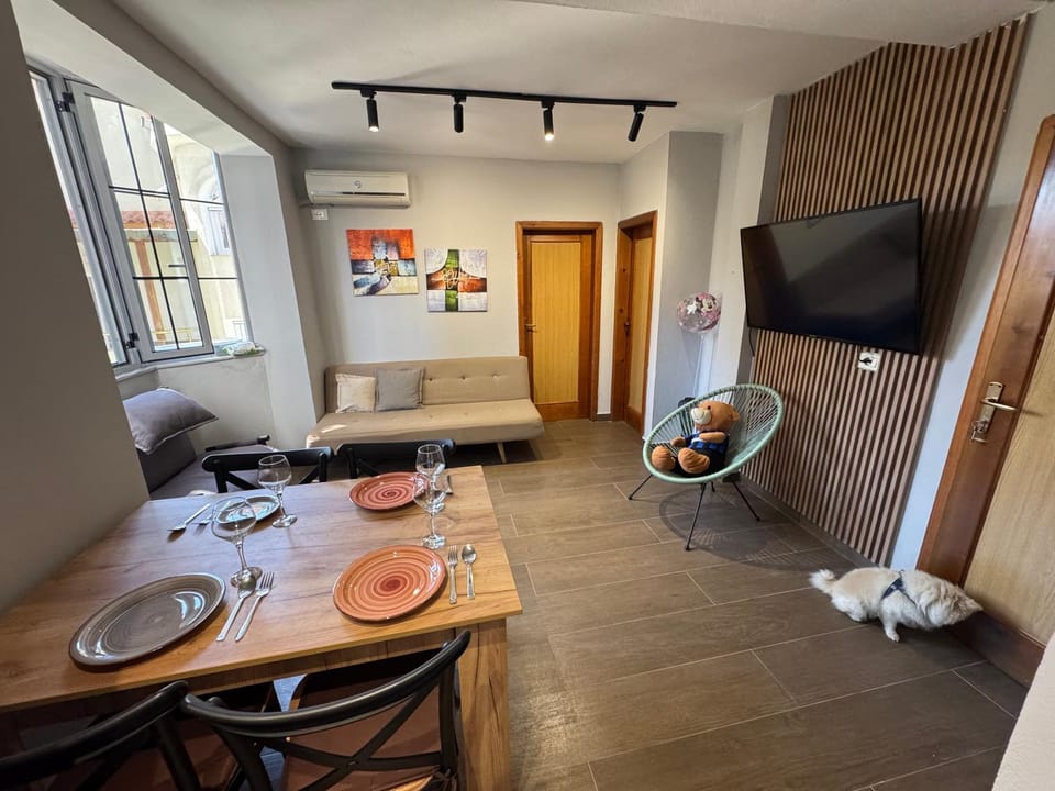 Communal lounge/ TV room, Bed, TV and multimedia, Living room, Photo of the whole room, Seating area, Dining area, Bedroom
