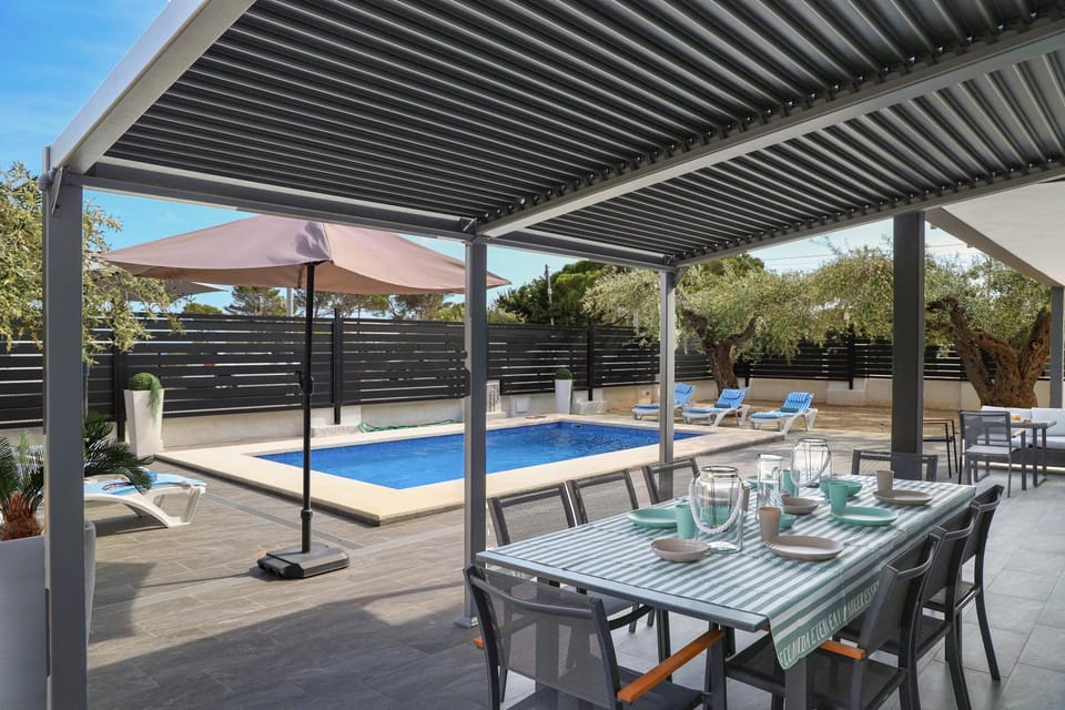 Dining area, Pool view, Swimming pool, sunbed