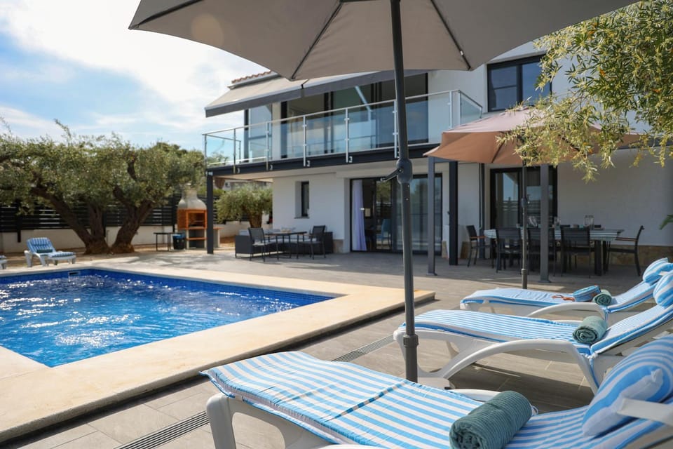 Pool view, Swimming pool, sunbed