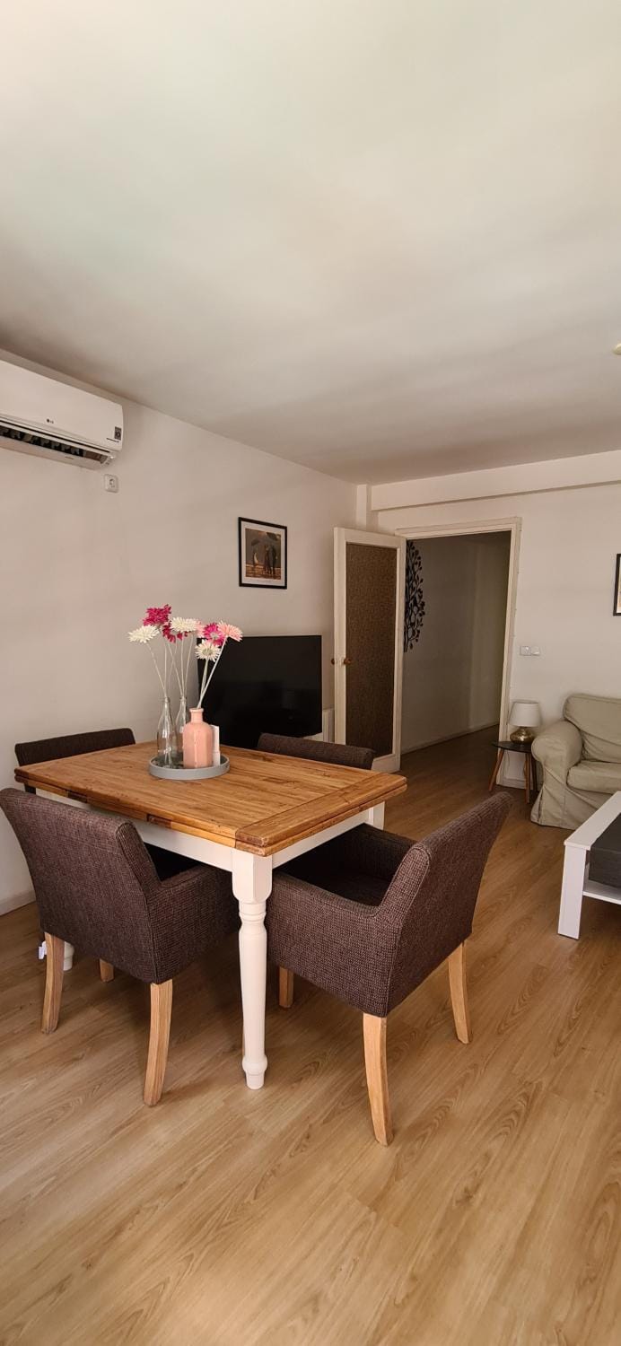 TV and multimedia, Living room, Seating area, Dining area, air conditioner