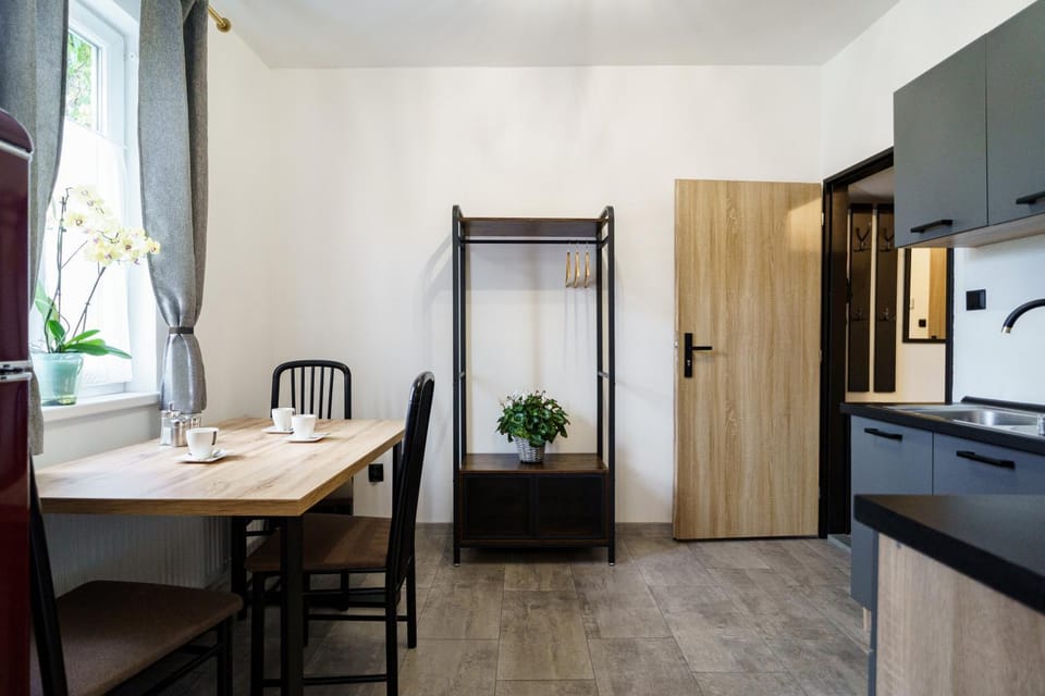 Kitchen or kitchenette, Dining area, minibar, stove