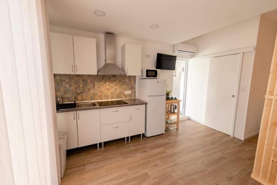 TV and multimedia, Kitchen or kitchenette, minibar, oven, stove