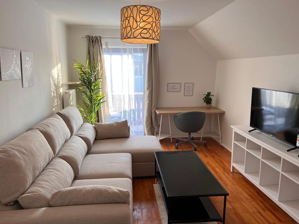 TV and multimedia, Living room, Seating area, Evening entertainment