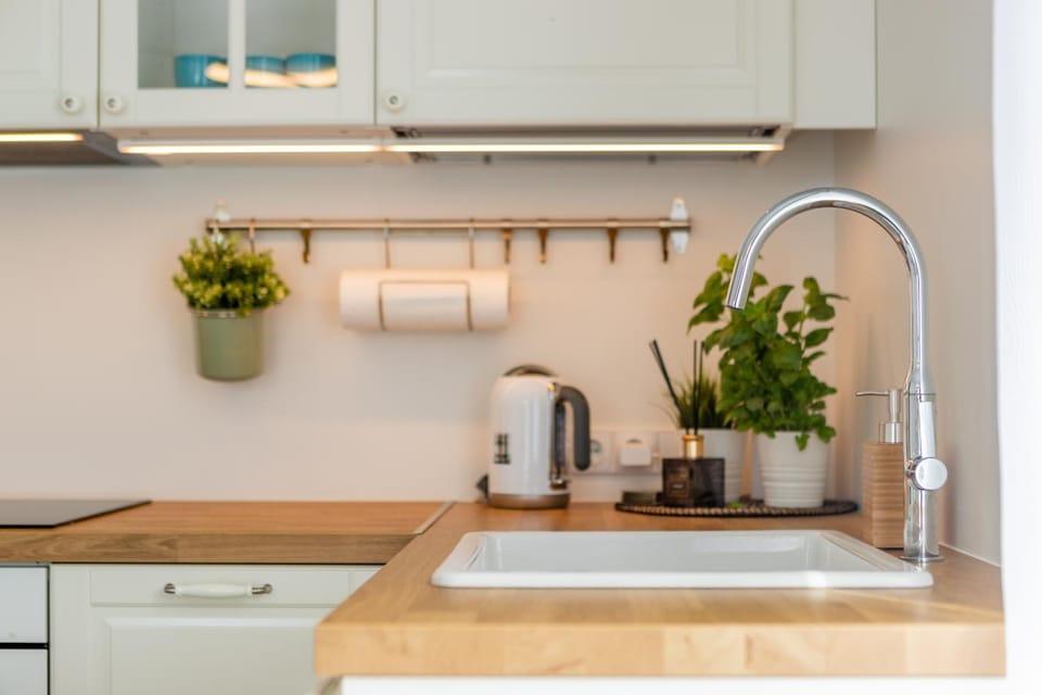 Coffee/tea facilities, Kitchen or kitchenette, stove