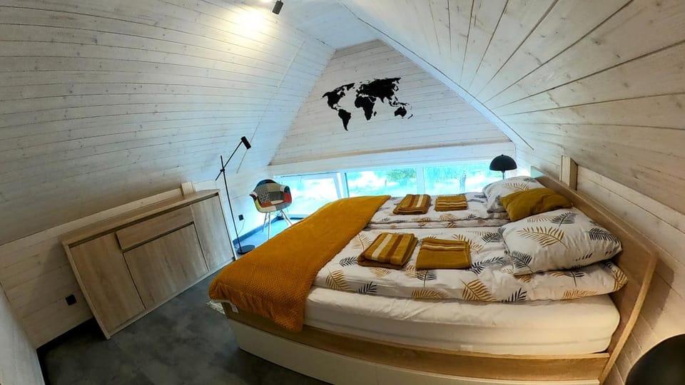 Bed, Photo of the whole room, Bedroom, towels