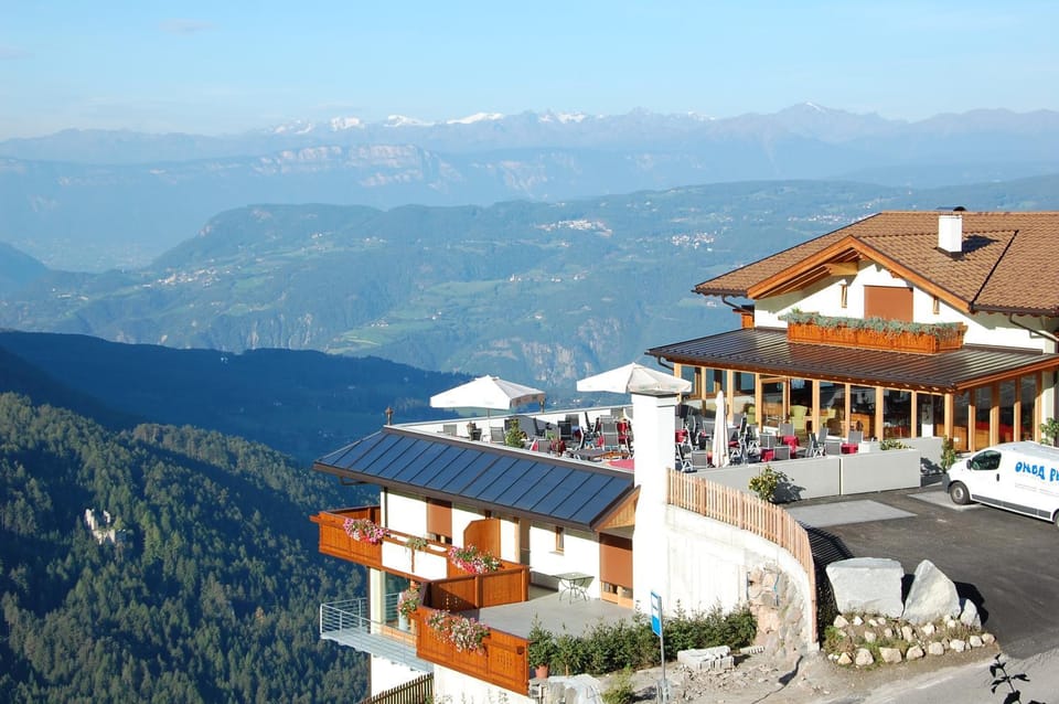 Restaurant/places to eat, Facade/entrance, Balcony/Terrace