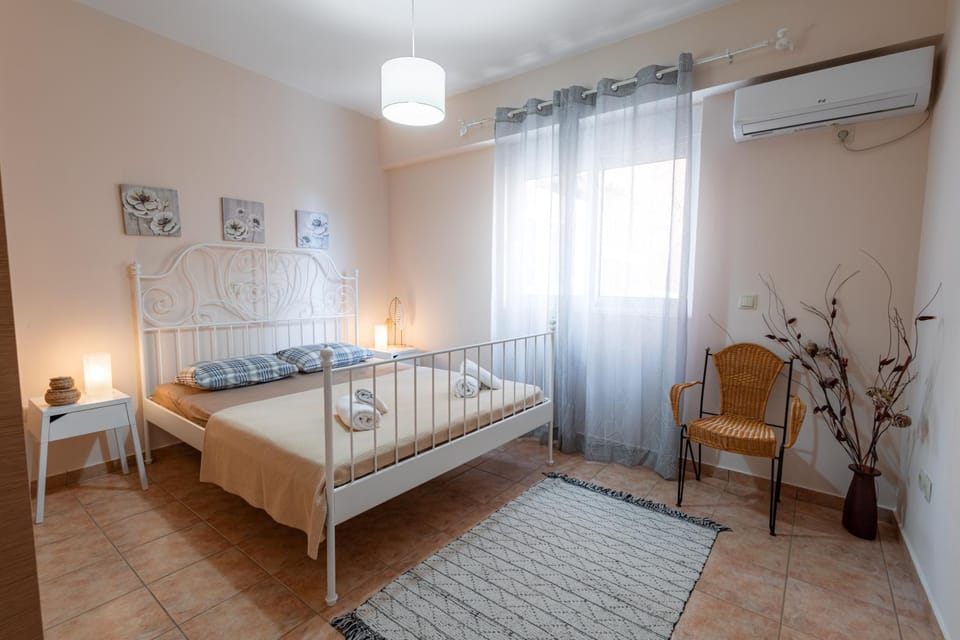 Bed, Photo of the whole room, Bedroom, internet, towels, air conditioner
