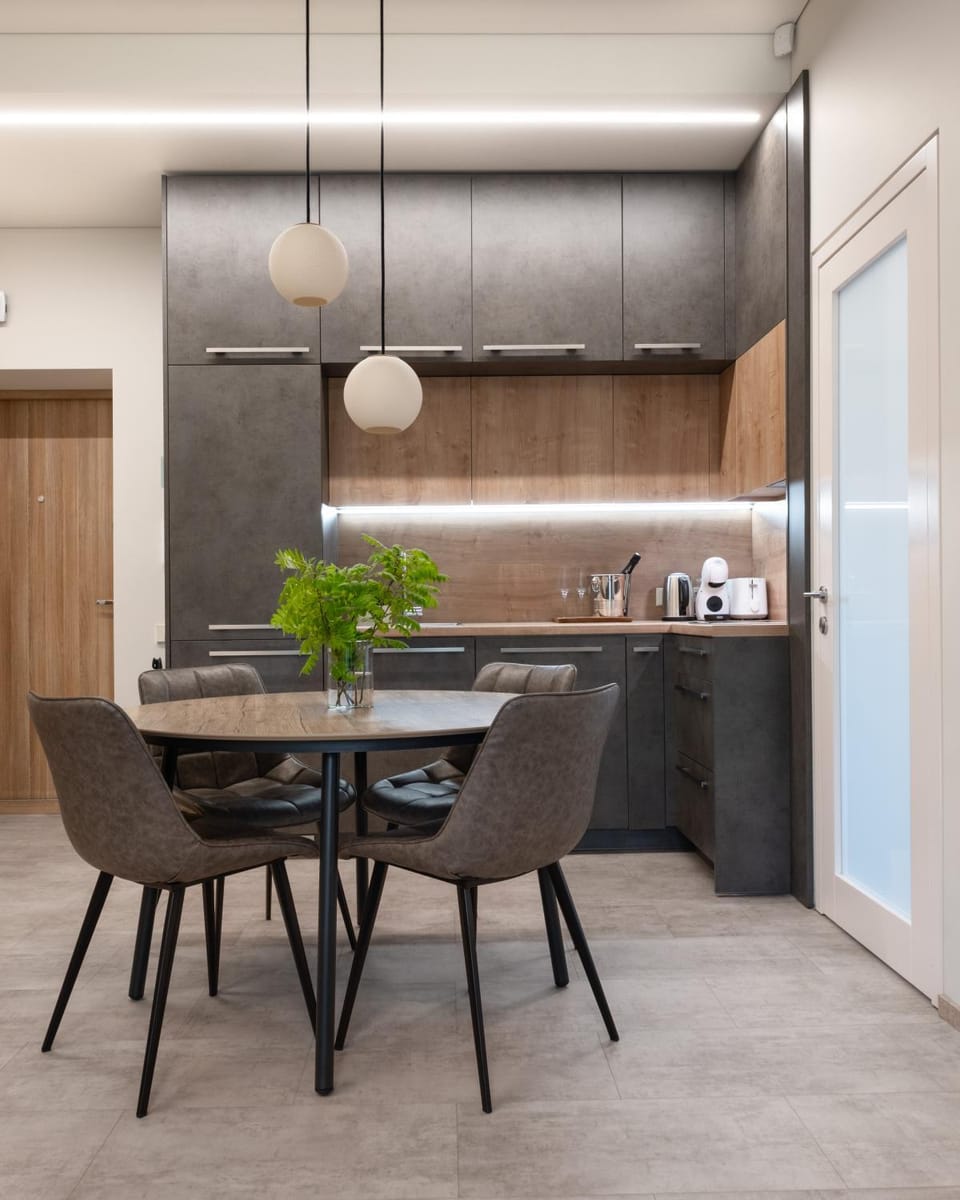 Kitchen or kitchenette, Dining area