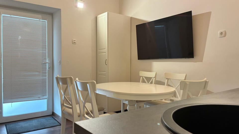 TV and multimedia, Seating area, Dining area