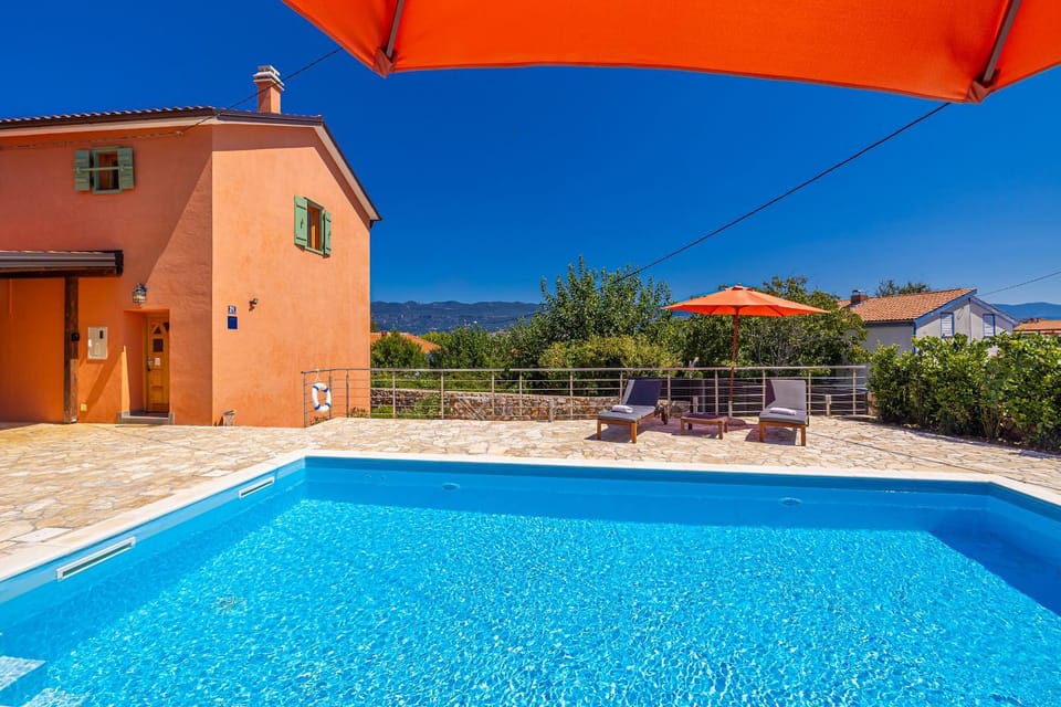 Swimming pool, sunbed