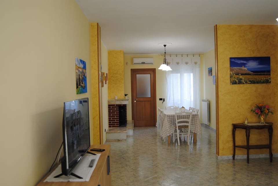 Communal lounge/ TV room
