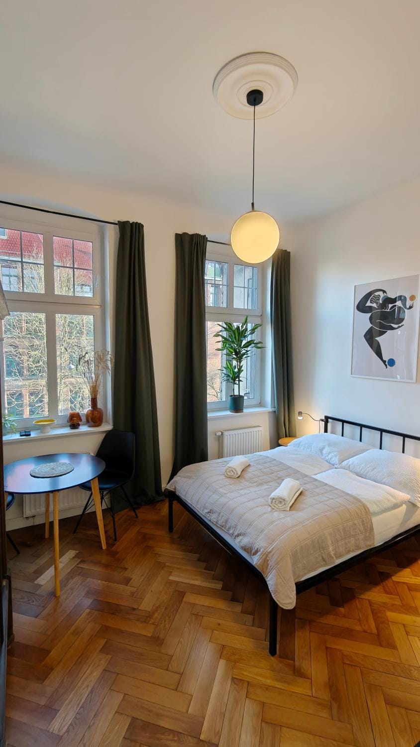 Bed, Photo of the whole room, Bedroom, towels