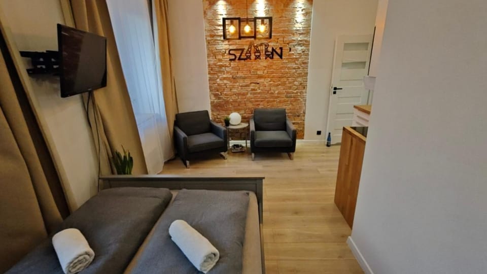 Bed, Living room, Seating area, Dining area, towels