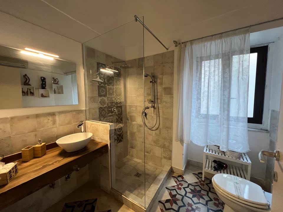 Shower, Toilet