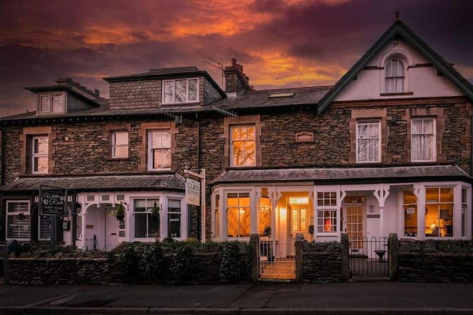 Glen Wynne Apartment Lovely Central Pet Friendly - FREE off-site Health Club access with Pool, Sauna, Steam Room & Gym Short 5 Minute Drive Away Apartment in Windermere