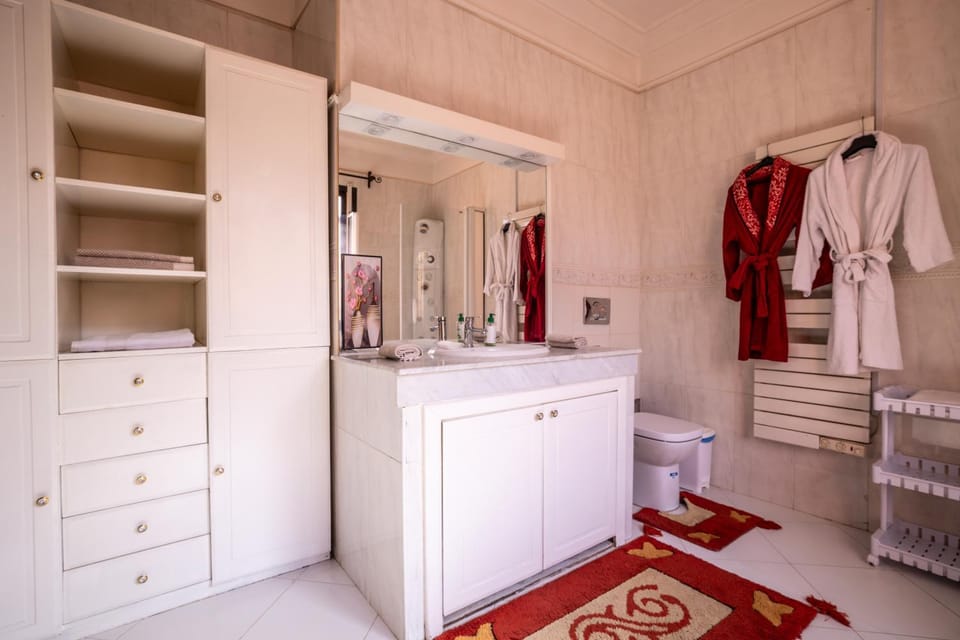 Bathroom, towels, wardrobe
