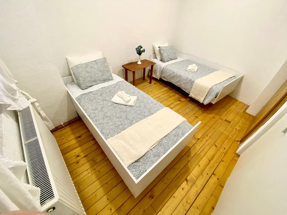 Bed, Bedroom, towels