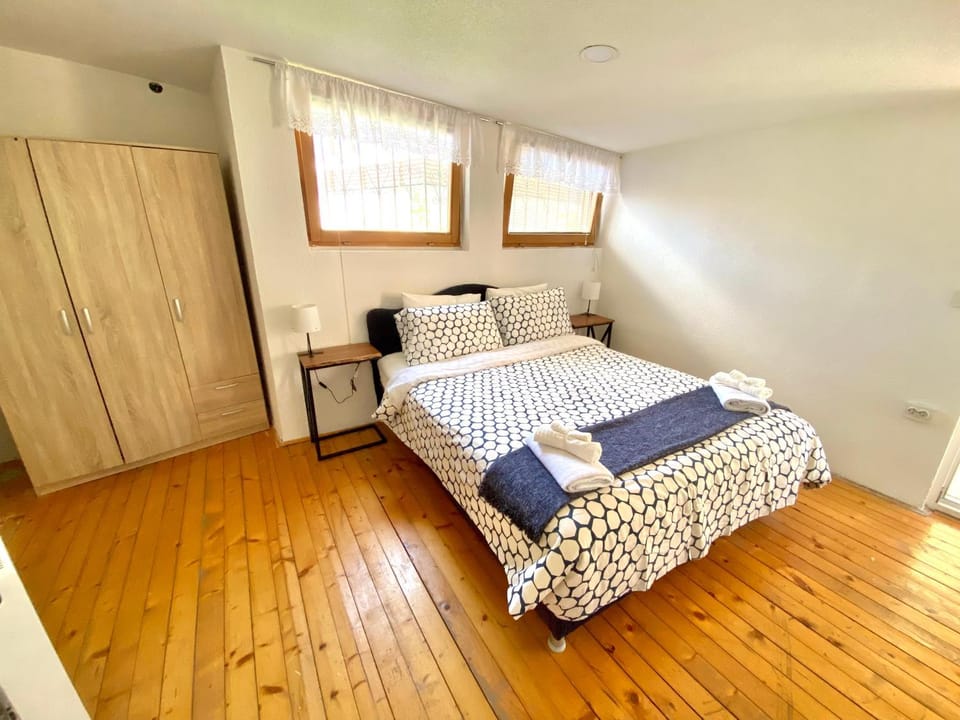 Bed, Photo of the whole room, Bedroom, towels